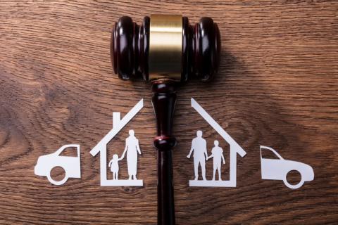 Faut-il vendre son bien immobilier avant de divorcer dans le cadre d’un divorce par consentement mutuel entre époux mariés sous un régime de communauté ?